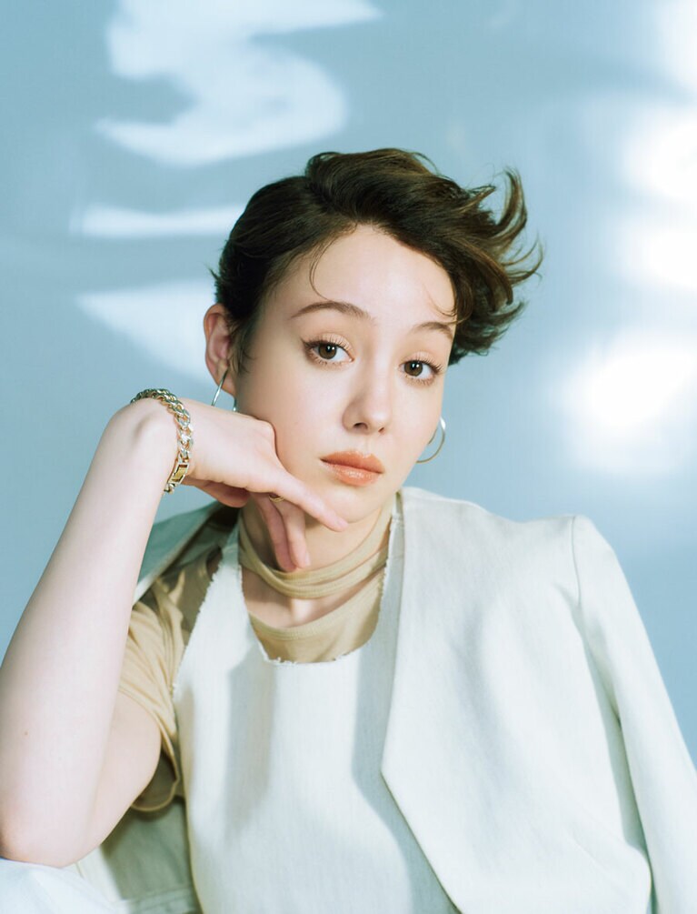 トリンドル玲奈さん。ヌーディな唇に、繊細なまつ毛。ほどよく“今っぽさ”を装う、夏の洗練メイク。