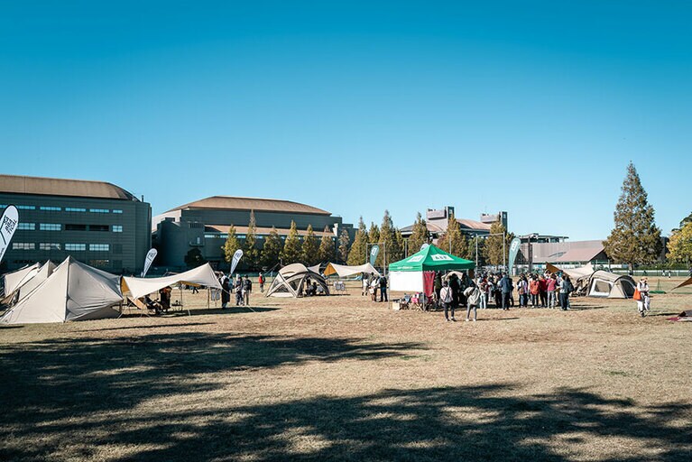 晴天の中開催された展示会には多くの来場者が訪れた。