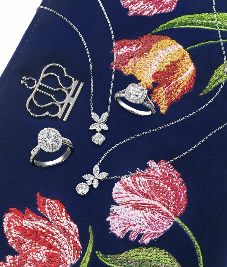 ダイヤモンド・カッティング・ジュエラーとしての歴史と魅力は、リングはもちろん、ペンダントでも見事に表現されている。時に軽やかに、たおやかに、また時にクールに、そして優美に。4種類のカットはどれも高貴な輝きを放つ。
「ロイヤル・アッシャー・シグニチャーカット」コレクション〈右上〉ロイヤル・アッシャー・クッションカット リング（PT×センターDIA0.5ct～）1,134,100円～、〈左〉ロイヤル・アッシャー・オーバルカット リング（PT×センターDIA0.5ct～）1,518,000円～、〈中央〉ロイヤル・アッシャーカット ペンダント（PT×センターDIA0.5ct～）2,398,000円～、ロイヤル・アッシャー・ブリリアントカット ペンダント（PT×センターDIA 0.5ct～）1,811,700円～／すべてロイヤル・アッシャー　ジュエリーポーチ60,500円／ウルフ×ロイヤル・アッシャー コレクション（ともにロイヤル・アッシャー・オブ・ジャパン）