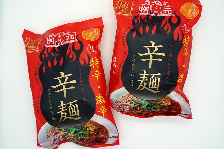 生麺パック 特辛・激辛 各590円(税込)。こちらは激辛の赤バージョン。ほかには通常の辛麵(黒バージョン)、たっぷりトマトの辛麵(トマ辛)もあります。