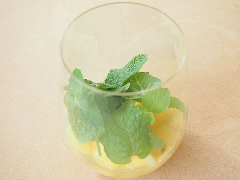 （4）ミントをちぎって入れます。