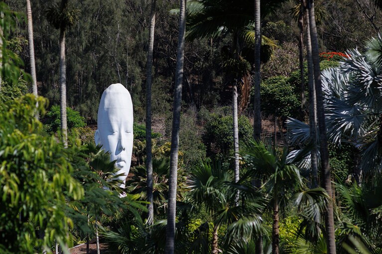 ジャウメ・プレンサ、フェルナンド・ボテロなど、著名芸術家の作品が屋外のそこかしこに。