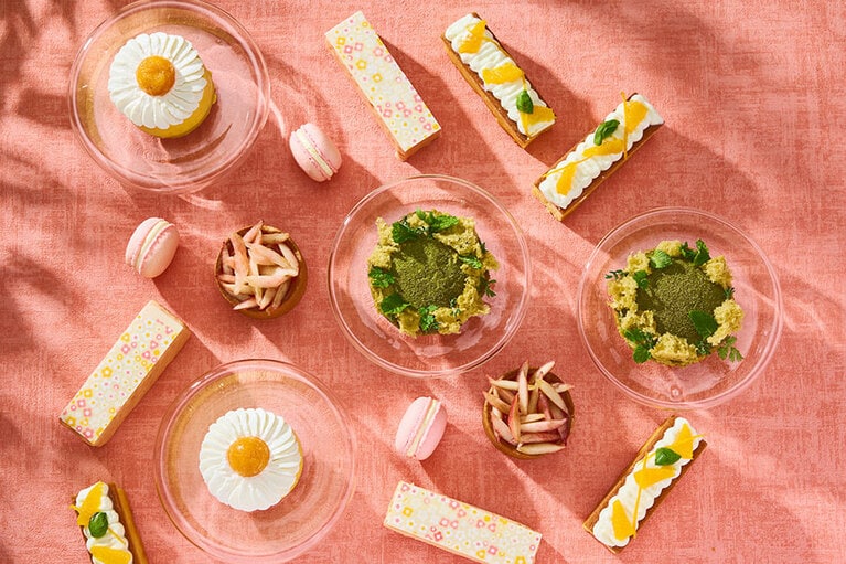 「サマースイーツ - ピーチ＆ハーブ -」のイメージ。ピーチスイーツは「ピーチフラン」700円、ピーチマカロン（3個入り）1,900円、「ピーチ ガトー・ド・ヴォワヤージュ」1ピース700円・1本4,800円（すべてテイクアウト８％税込、・イートインの場合は消費税10％加算）。