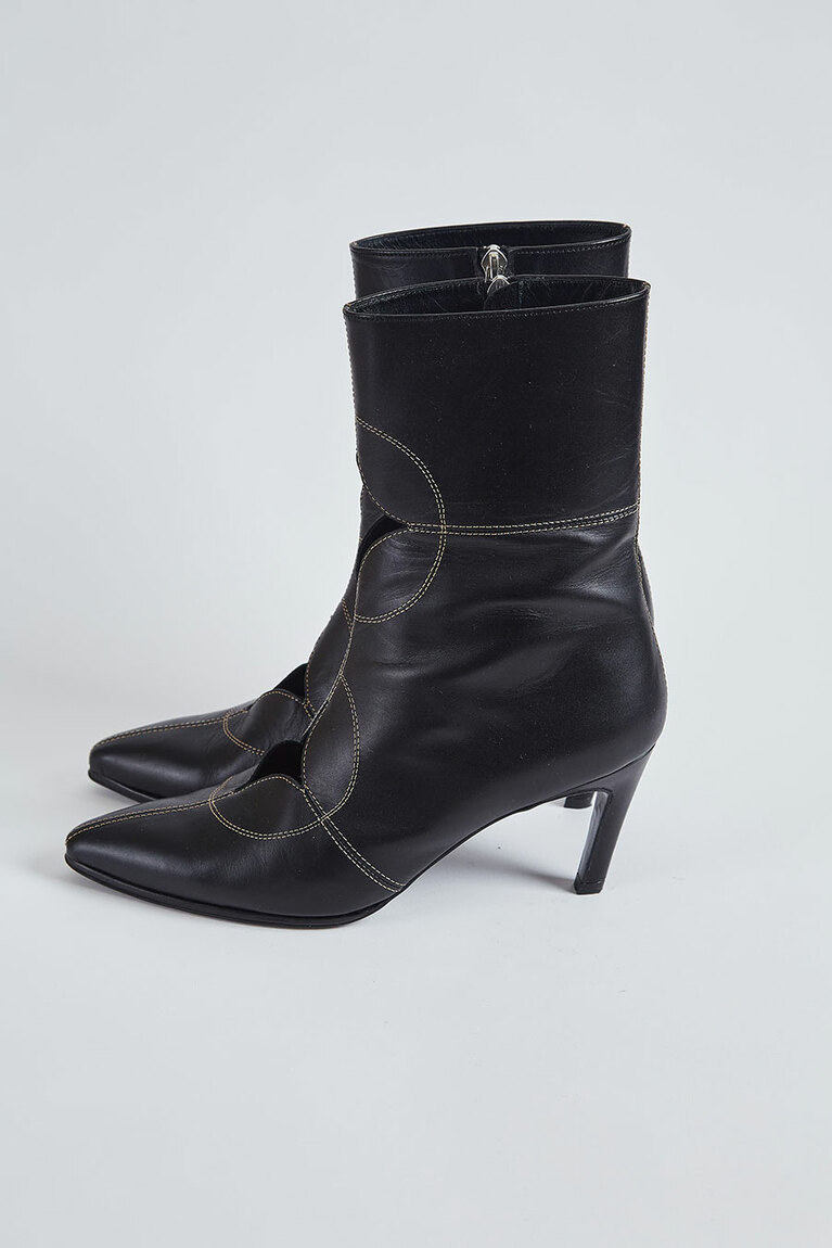 “VISTA” 66,000円。 COLOR：BLACK　SIZE：23cm、24cm、25cm　HEEL：7cm。