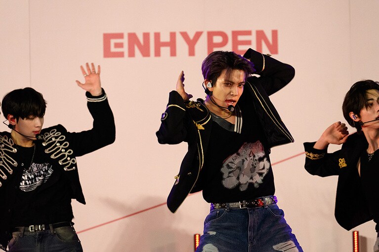 楽曲を体現するような表情を浮かべるHEESEUNG。