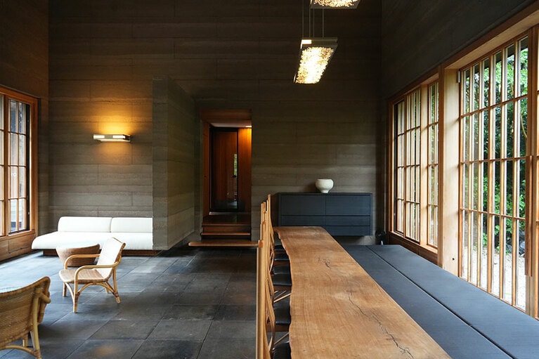 外壁、内壁ともに土と木で作り上げられ、自然を感じるロビー。