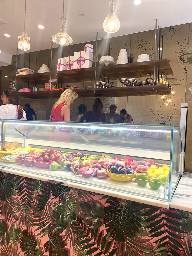 ル・ボン・マルシェ近く、店内とテラス席がある。