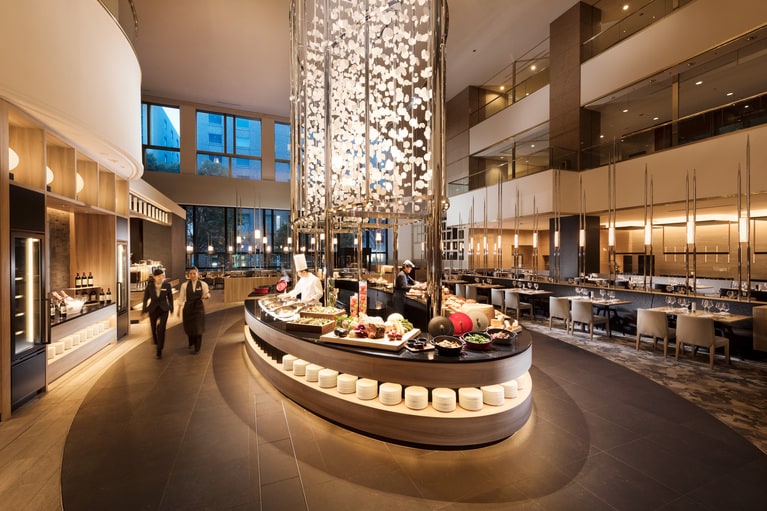 オールデイダイニング「インプレイス3-3」で開催中。スイーツのほか、8種のセイボリーと12種のドリンクも用意。3月12日～の第２弾は「Journy to Nostalgia」がテーマ。昭和レトロのあたたかあみやヨーロッパのクラシカルな気品に現代的なエッセンスを融合させたスイーツ全16種が登場。