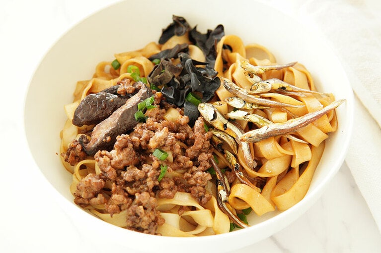 タレは、オイスターソース、醤油、胡麻油、サラダ油を各大さじ1/2程度混ぜて作る。具はオリジナルと同じ。