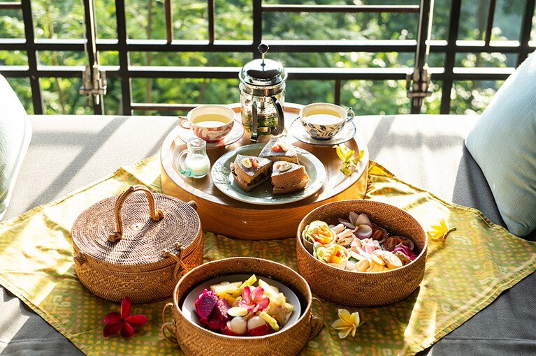 手作りの籠に料理を詰めたピクニックスタイル。「テラン・ブラン」は、グアバのコンフィチュールやフレッシュチーズのクリームを添えて。