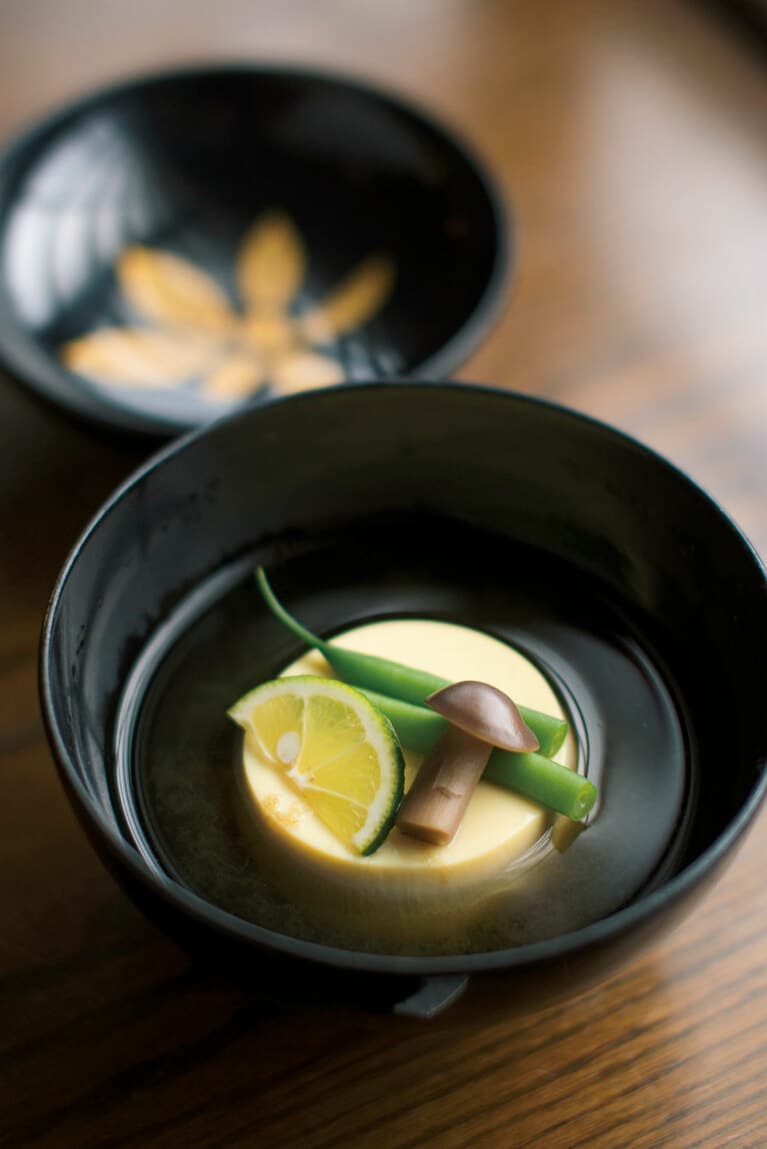 【旅館 山河】ひきたての出汁と吸口のスダチの香りが上品。椀種は月冠豆腐としめじ、インゲン、昆布雲。／Photographs：Hiroshi Mizusaki