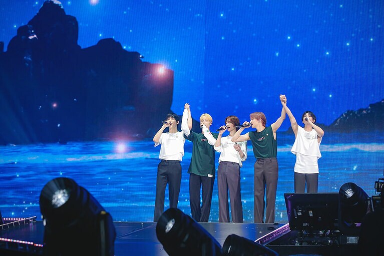 約180分25曲を超えるセットリストのステージを駆け抜けた5人。(P)&(C) BIGHIT MUSIC