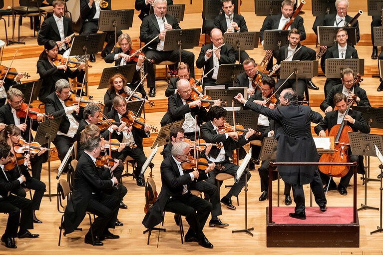 第2楽章で美しいソロを披露したコンサートマスターのライナー・ホーネック（最前列右）。Koji Iida＠Suntory Hall