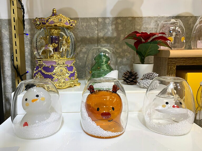 好玻 GOODGLASのスノードーム型グラス 660元。机の上に置いているだけで癒し効果があるグラス。