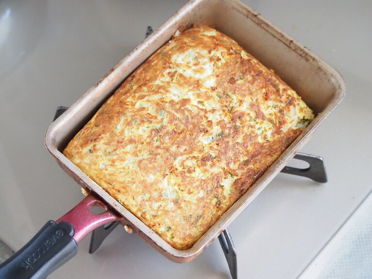 表面が固まり始めたら裏返し、もう片面も同じように焼く。