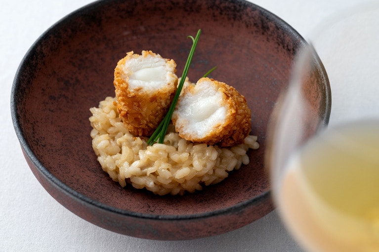 ふぐのフリットと身皮のリゾット。フリットの衣はグリッシーニを砕いだもの。