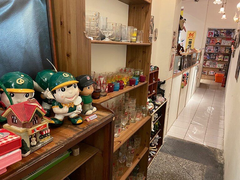 テーブル奥のスペースにもたくさんのグッズが。見ているだけでも楽しい空間。