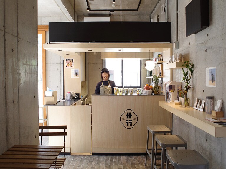 テイクアウトスタイルなので、好きな場所を選んでお茶を楽しみたい。