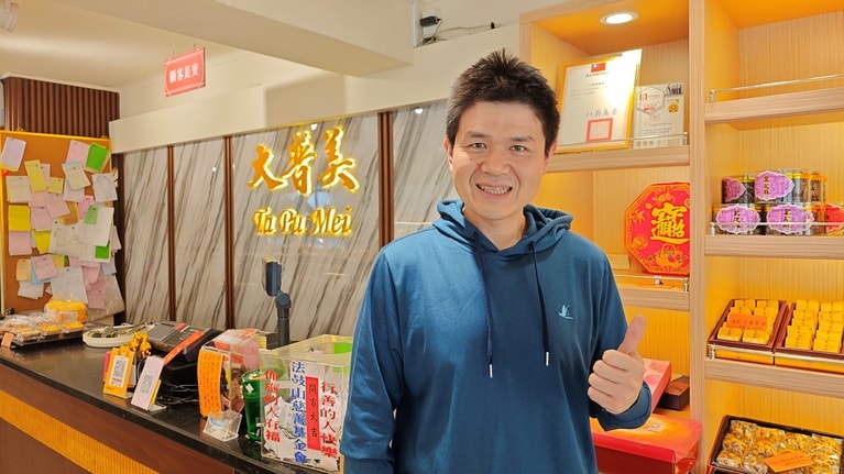 伝統を受け継ぎながら改良を重ねる2代目の何承璋さん。