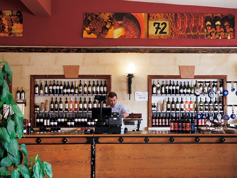 ワイナリーに併設されたショップではお土産に最適なミニボトルも。