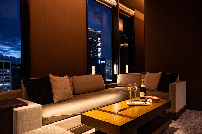 上層階に2室のみの客室「エグゼクティブツイン」のリビング。お気に入りのシャンパンを用意してお部屋でくつろぐ……。そんな自分スタイルのステイを楽しむのも素敵。