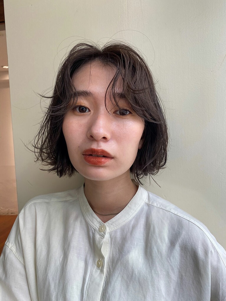 ふんわりJカールでアンニュイな表情を引き出す、ミディアムボブ。