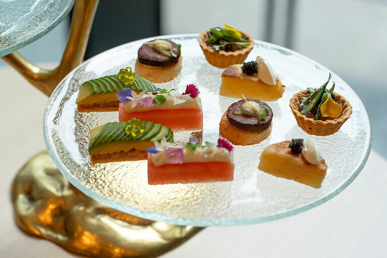 セイボリープレートのイメージ。「アボカドとサーモンのミルフィーユ・カナッペ」ほか。