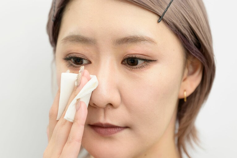 【STEP1】ベースメイクがくずれた部分をティッシュで軽く押さえ、皮脂や汗、くずれをオフ。