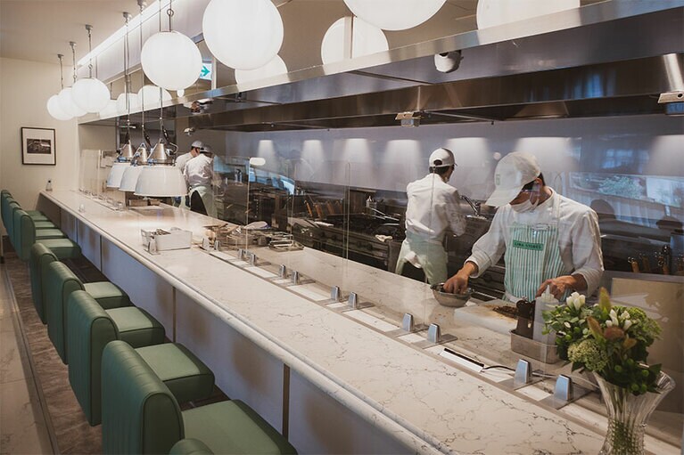 カウンターは全10席。