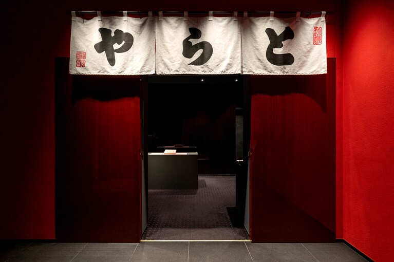 エレベーターを降りるとおなじみの暖簾が。