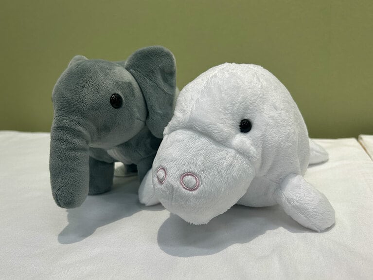 「ひっくり返すぬいぐるみ　ゾウ～ジュゴン」。3,300円。1体で両方の姿に。