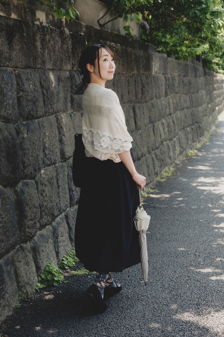 「TIES」へ向かう志桜里さん。お店は湯島天満宮のほど近く。本郷へ向かう道すじは文教地区らしく、落ち着いた雰囲気が感じられる。
