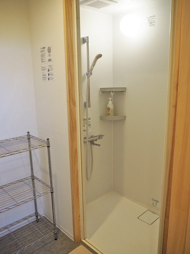 テント宿泊者用のシャワーブース。