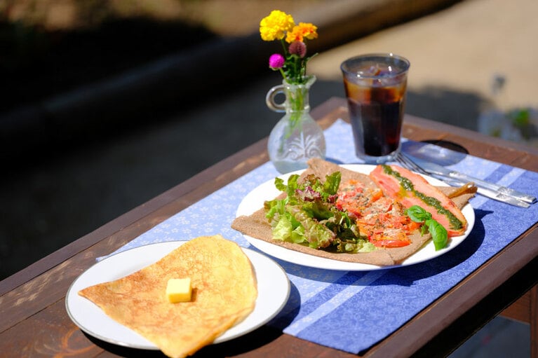 【メゾン ディオン】今月のガレットと甘いクレープ、ドリンクがセットの「シェフおすすめの月替わりランチ」2,000円。