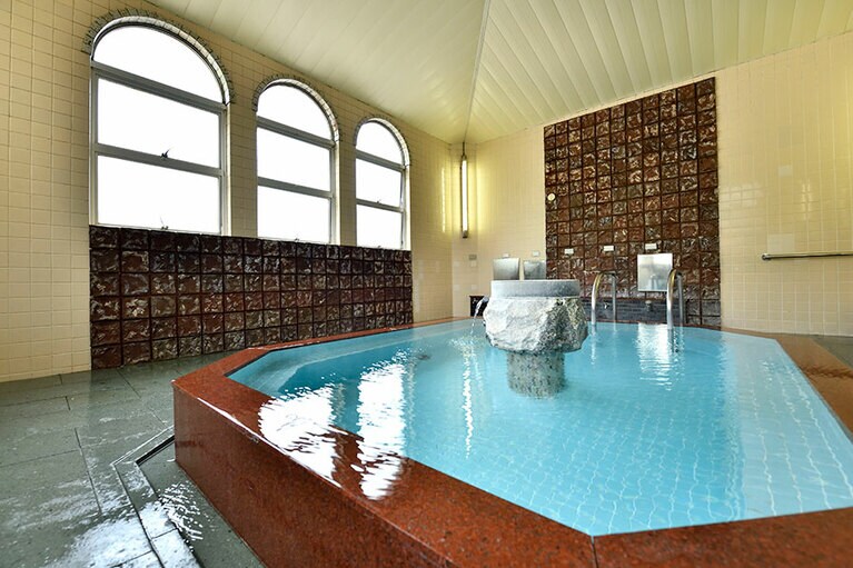 昭和な空間で人気の「御前湯」。「いいお湯でした。地元のおばあちゃんたちが和んでいる様子に、心まで温まります」と磯村さん。