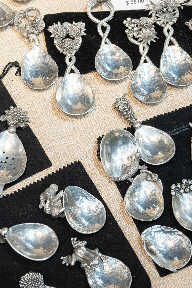 「Ricardo’s Pewter」の屋台には、ハンドクラフトの銀製品が。コアラなどのモチーフも多数。ティーメジャー $55ほか。ricardopewter.au／Paddington Markets（パディントン・マーケット）