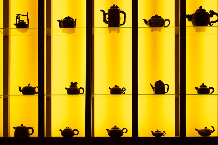 工芸品のように美しい茶壺（ちゃふー）が飾られるカウンター。