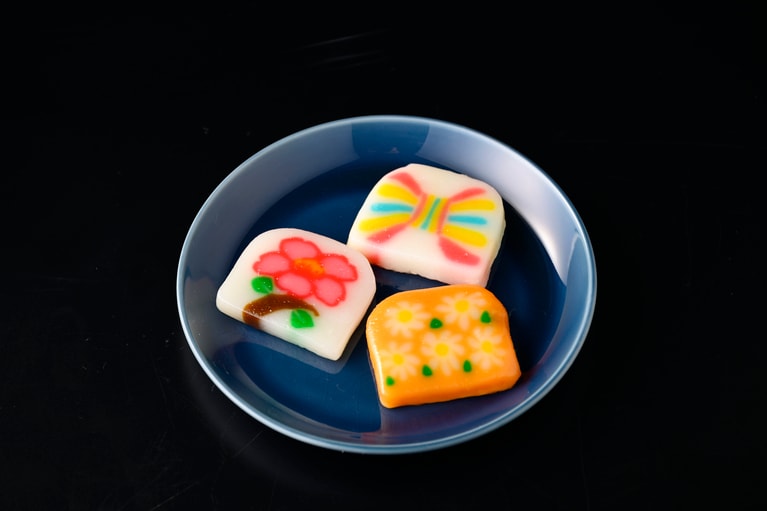 青森のスーパーマーケットやお土産店で手に入りやすい「べこもち」