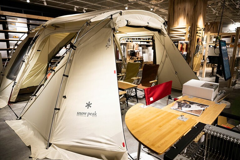 スノーピークの2ルームテント。中は広々としていて、6人でもゆったりと過ごせます。