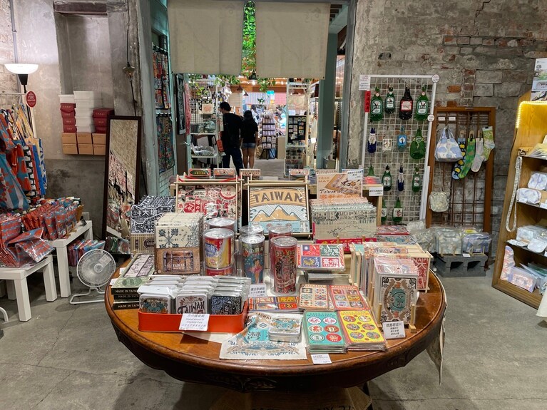 店内奥から入り口側を見渡した様子。商品によっては、いくつか購入すると1点おまけがもらえるという、台湾ならではのサービスも。
