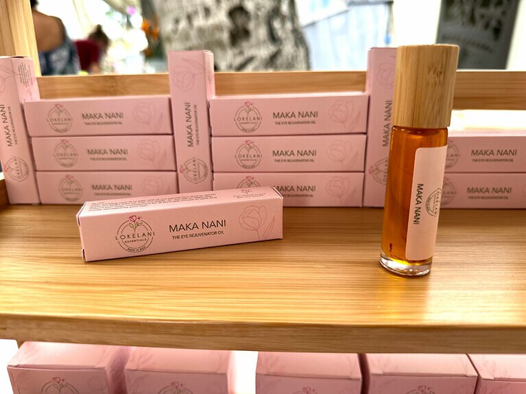 目の周りに潤いを与えるアイオイル。