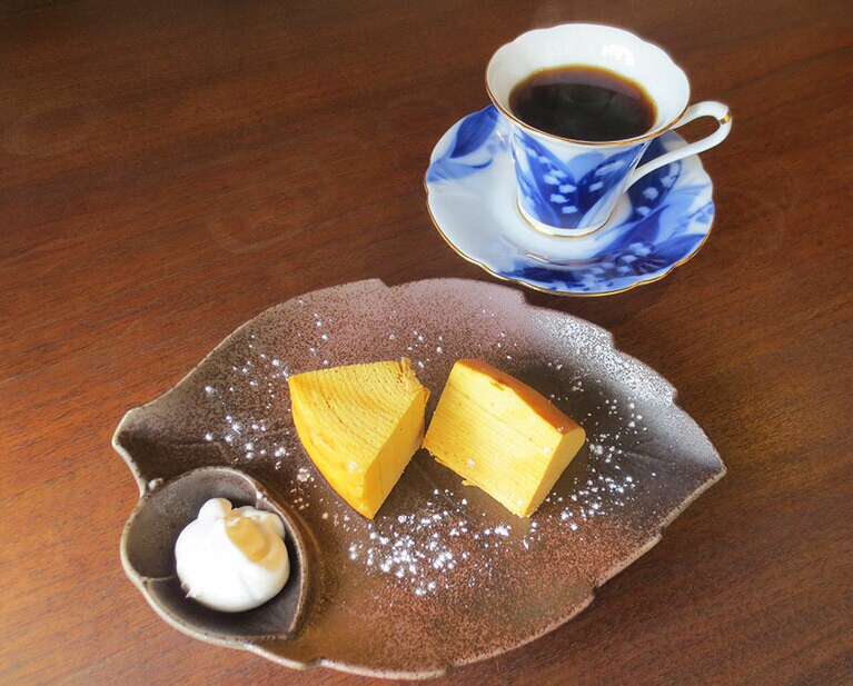 カフェのメニュー、純正生クリームを添えた「ばぁむセット」 900円。常温と表面を焼いたバウムクーヘンを食べ比べできます。