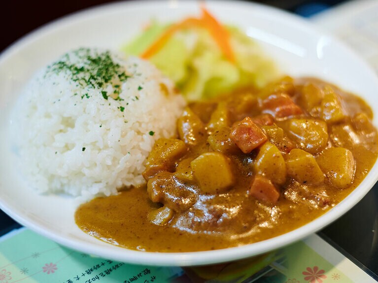 中華には珍しいカレーライスの味は一度食べたら忘れられないはず……。