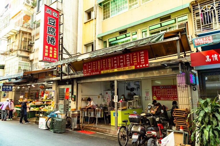 歴史を感じる街並みを眺めながら食べ歩きをするのも楽しい。