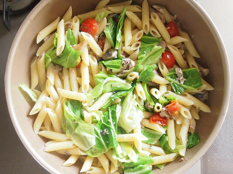 (5) キャベツがしんなりしてきたら、塩で味を整えます。