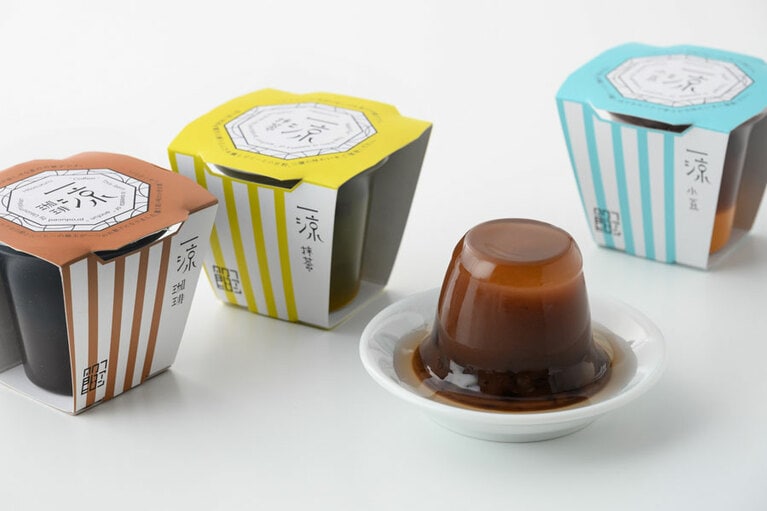 薄墨羊羹「一涼」各324円（125g）。左から：珈琲、抹茶、小豆（お皿の商品は小豆）。※9月末までの期間限定販売／愛媛県