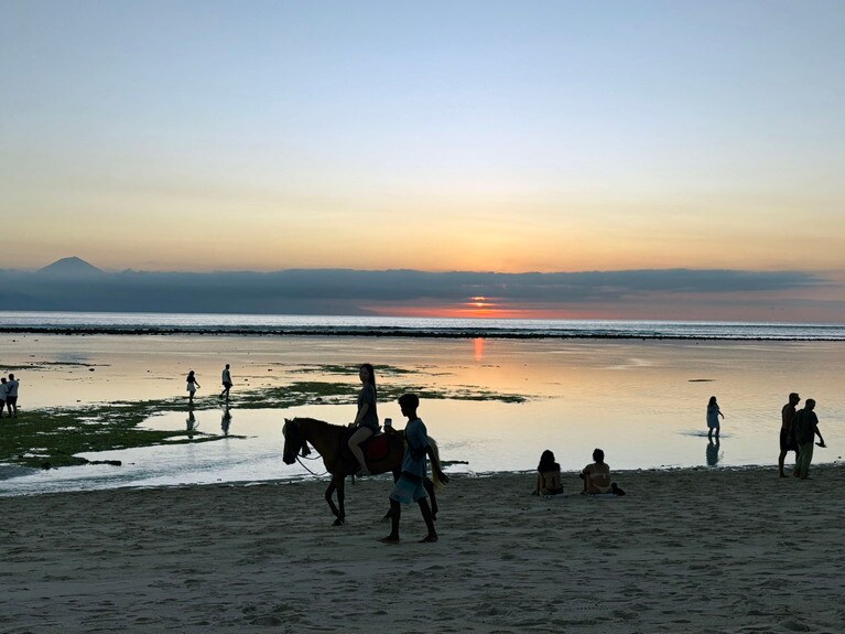 サンセットの西海岸。沖にかすかに見えるのは、バリ島のアグン山。