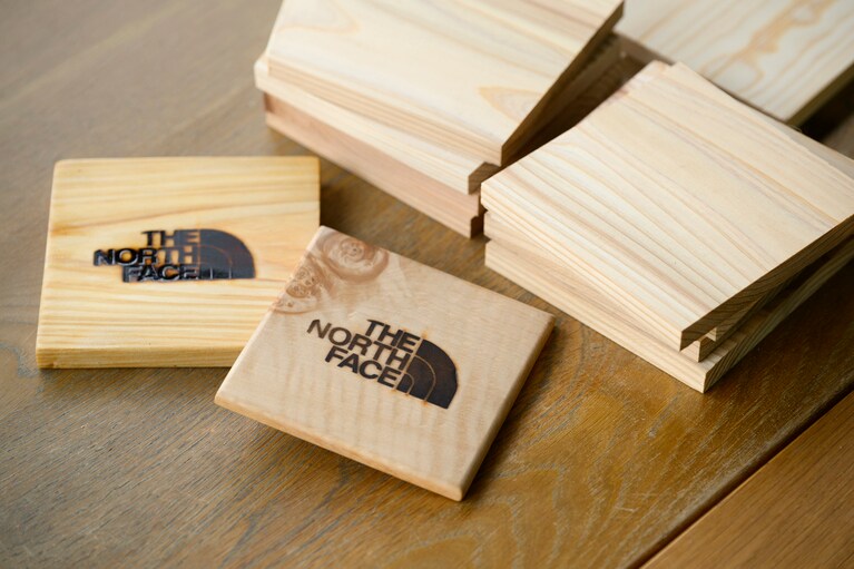 THE NORTH FACEは、廃材から素材を選んでコースターを作ることができるワークショップを展開。