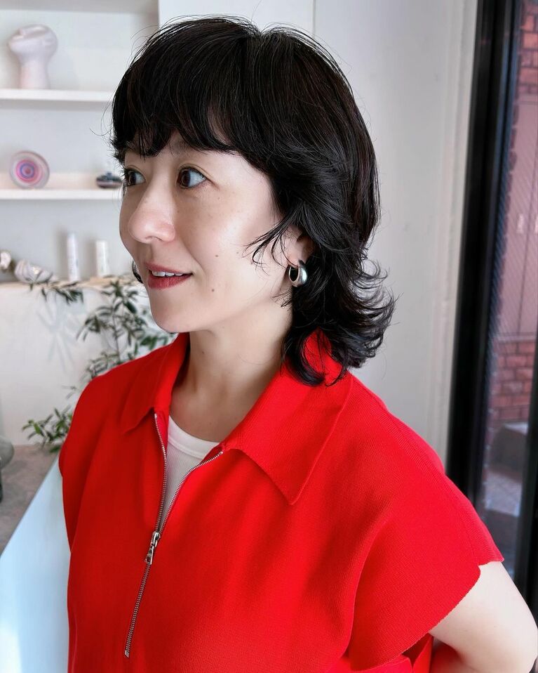 ボディパーマでくせ毛を扱いやすく。ちょいエッジィな大人ウルフ。