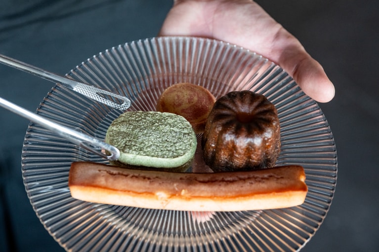 アフタヌーンティーは焼き菓子5種3,500円、10種5,450円の2種類から選べる。